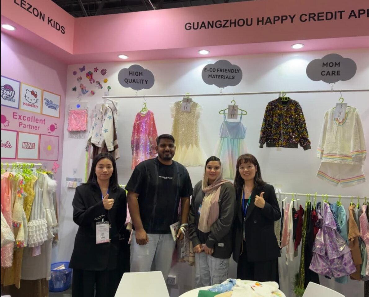 Clients cooperating with children's clothing customization