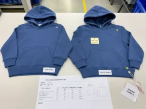 Comparação lado a lado de uma amostra de referência para vendas e uma amostra de produção da mesma peça de roupa infantil.