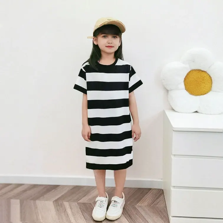 Zapatillas blancas y una gorra de béisbol para los recados diarios.